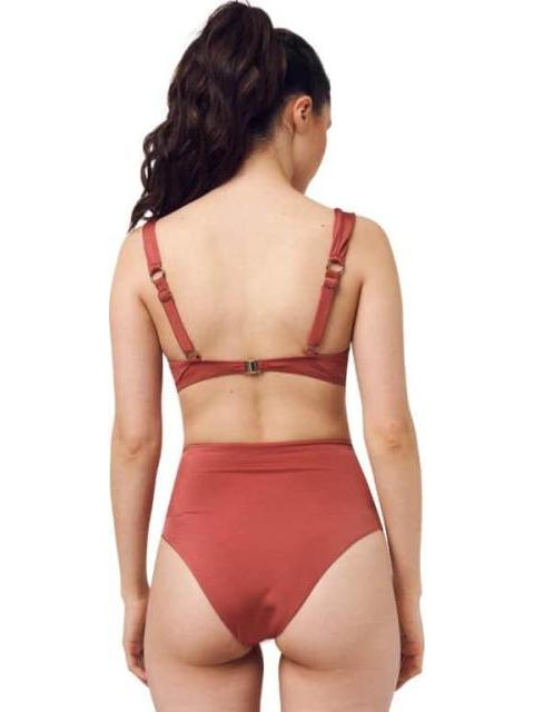 PANTI DE BIKINI CON PERLAS MAQUILLAJE HOLLY LAND