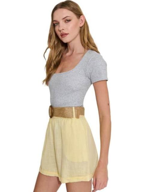 SHORT DE LINO CON CINTURON DE PAJA AMARILLO HOLLY LAND